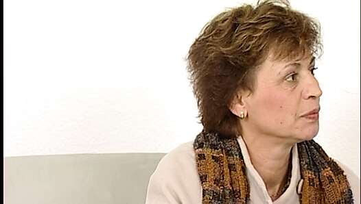 Omi Gudrun ist von alles Dildos ueberzeugt